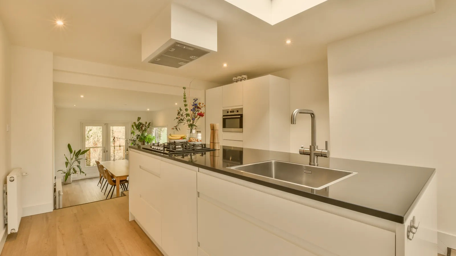 Cocina renovada durante una reforma integral de vivienda