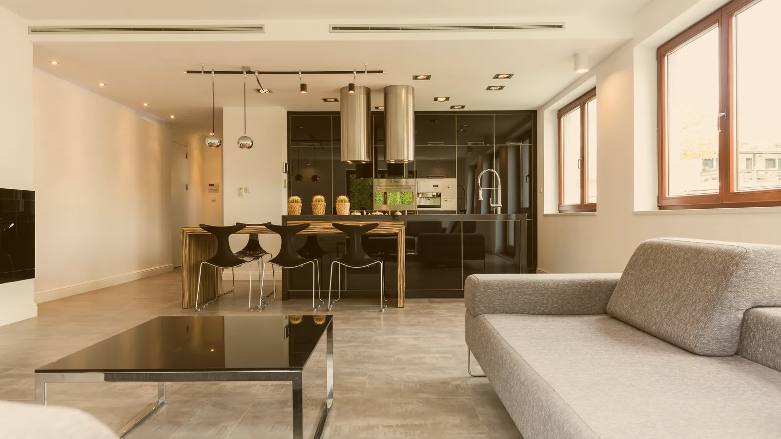 Salón luminoso de un piso reformado con suelo nuevo y acabados contemporáneos