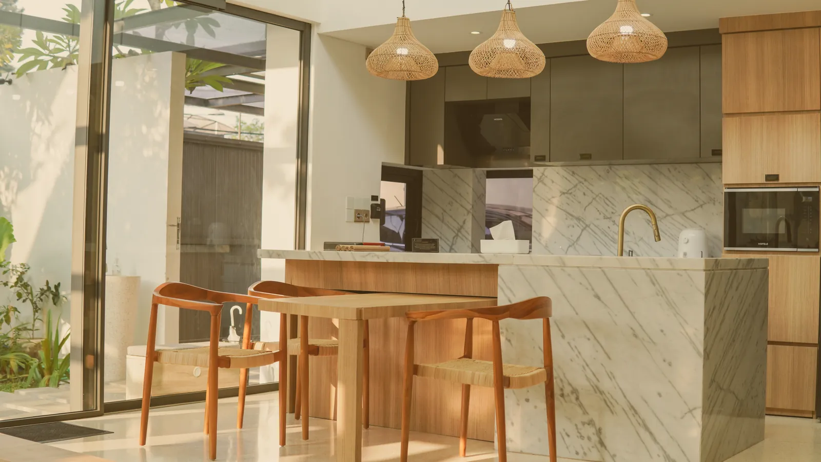 Cocina moderna reformada con muebles de madera, encimera clara y luz natural