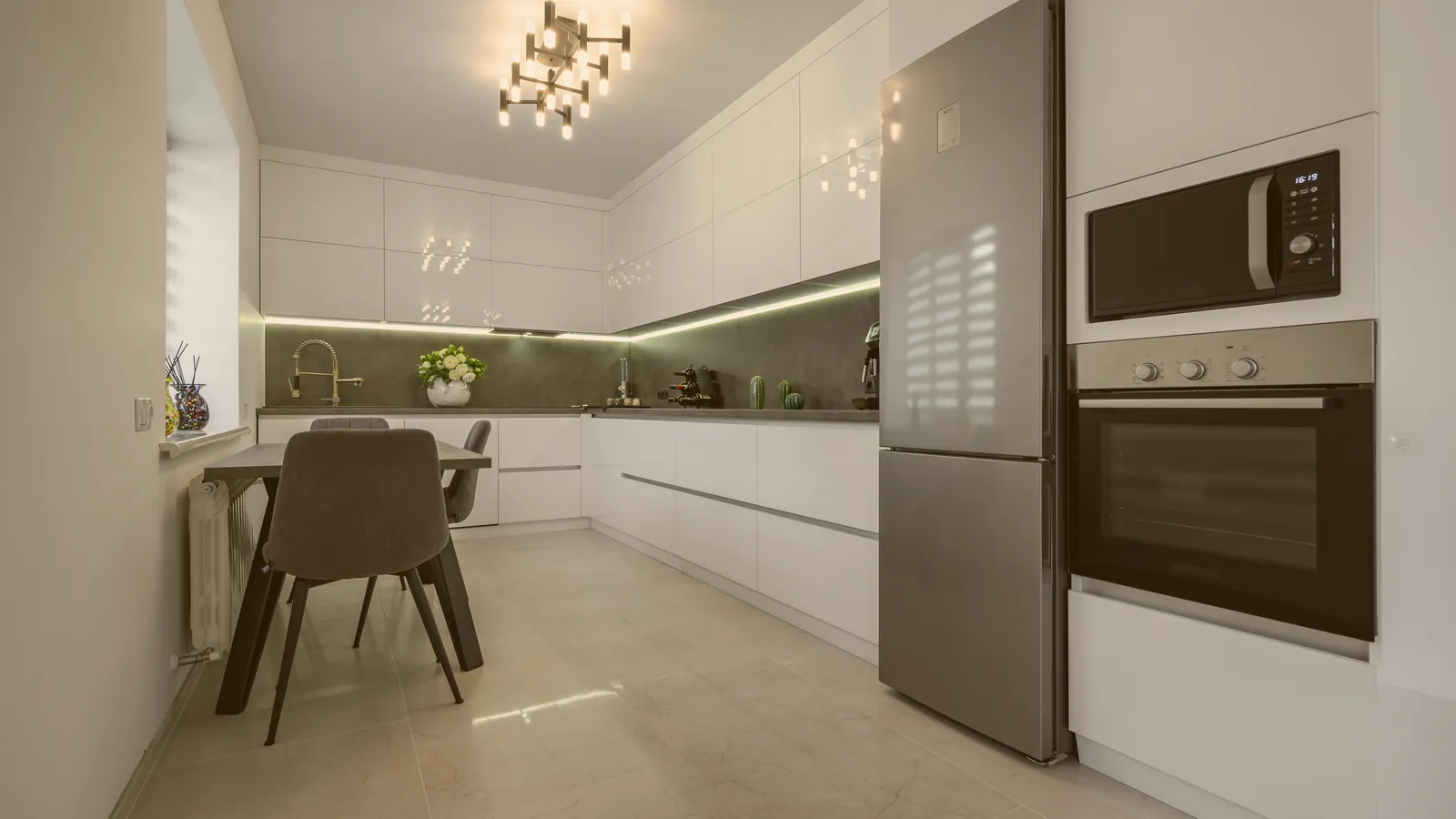 Diseño de cocina contemporánea con muebles de madera y encimera de piedra