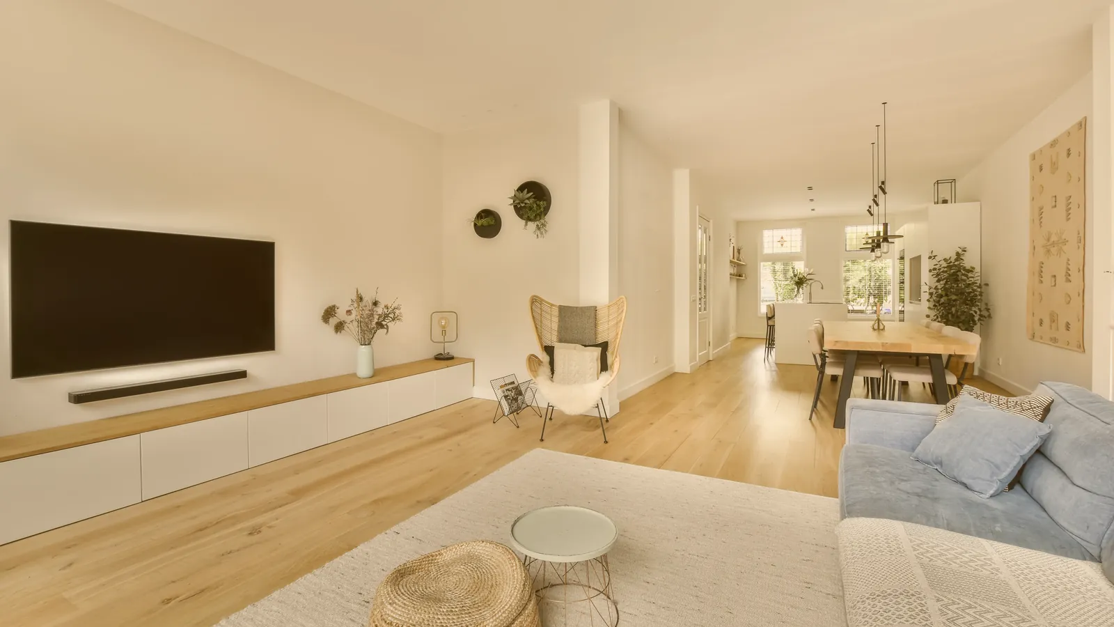 Interior de una vivienda reformada con salón luminoso, acabados modernos y distribución funcional