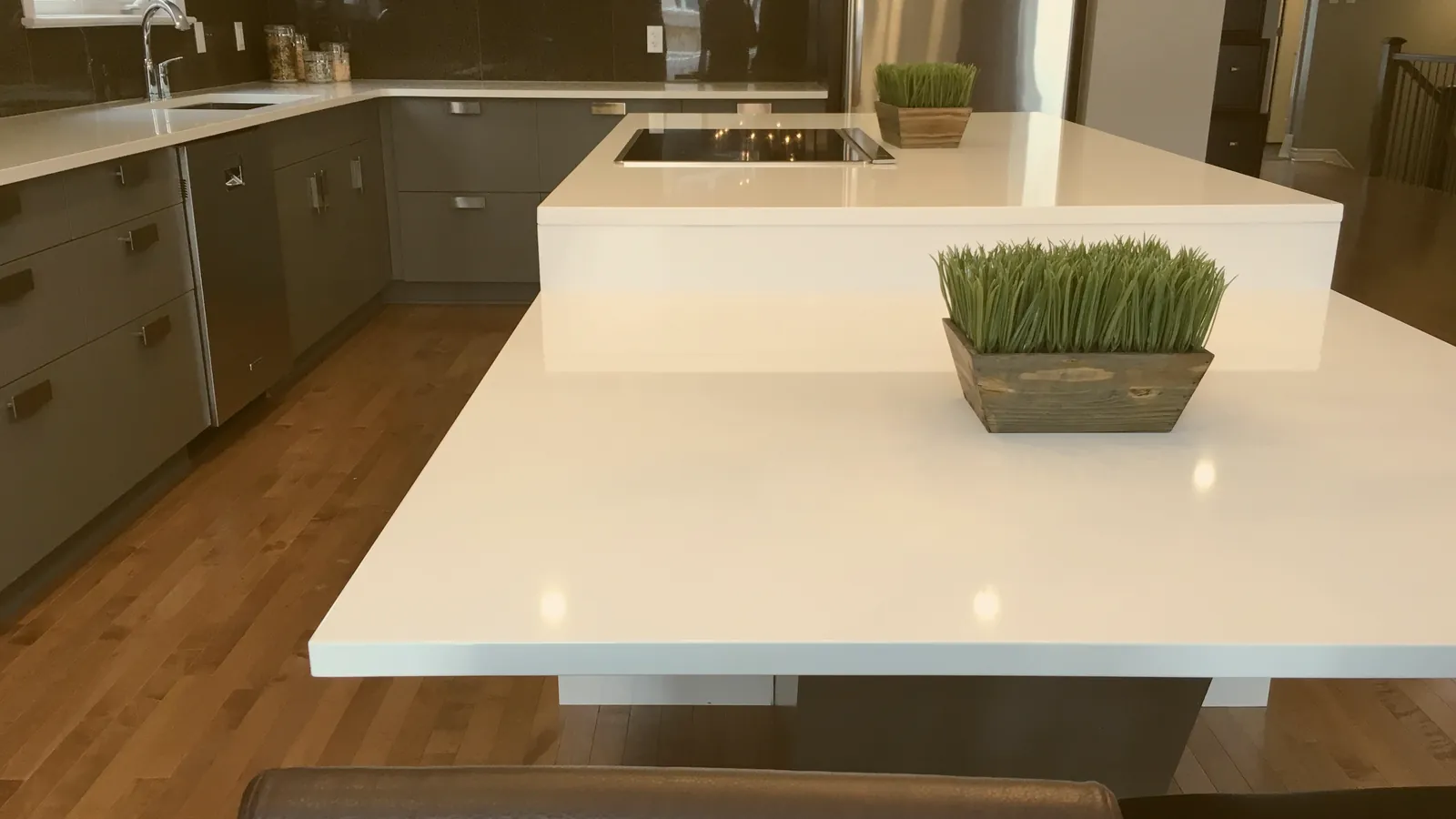 Cocina contemporánea renovada con muebles funcionales, encimera y acabados modernos