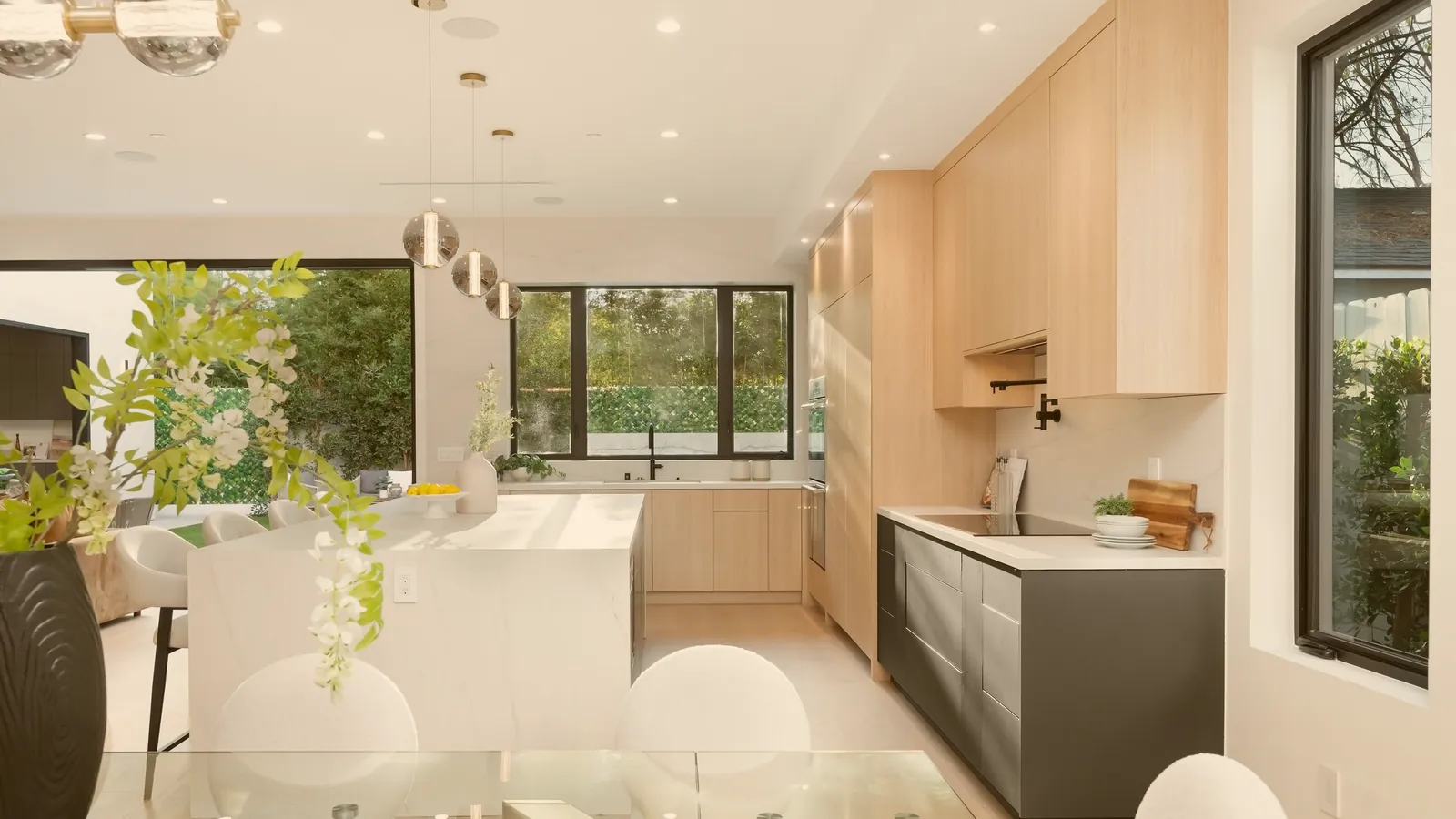 Reforma de una vivienda con espacios interiores renovados